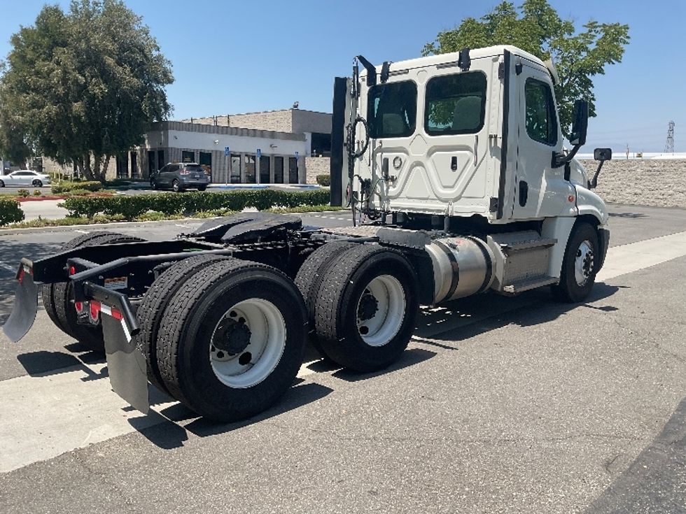 2018 Freightliner Cascadia 125" Sleeper Cab photo 7