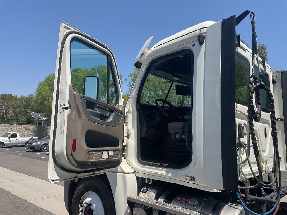 2018 Freightliner Cascadia 125" Sleeper Cab photo 9