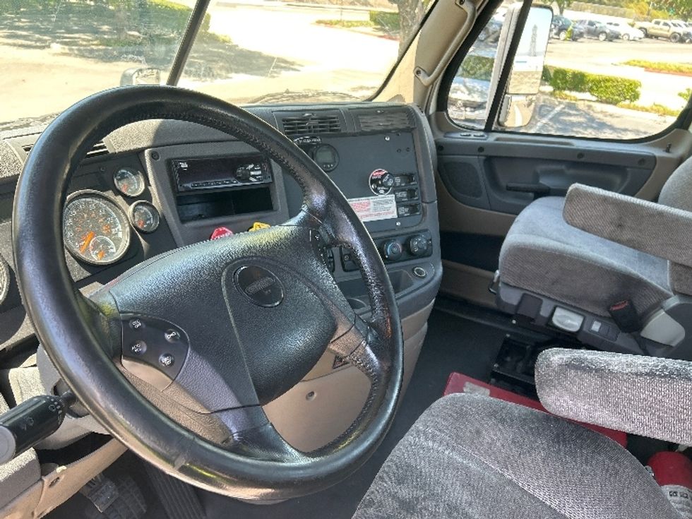 Day Cab Tractor-Heavy Duty Tractors-Freightliner-2018-Cascadia 12564ST-City Of Industry-CA-167,761\n\t\tmiles-$ 50,750 - Image 10