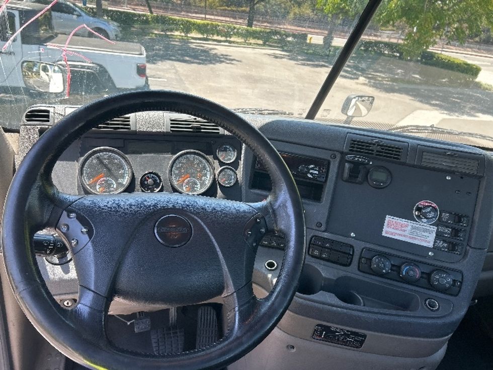 Day Cab Tractor-Heavy Duty Tractors-Freightliner-2018-Cascadia 12564ST-City Of Industry-CA-167,761\n\t\tmiles-$ 50,750 - Image 11