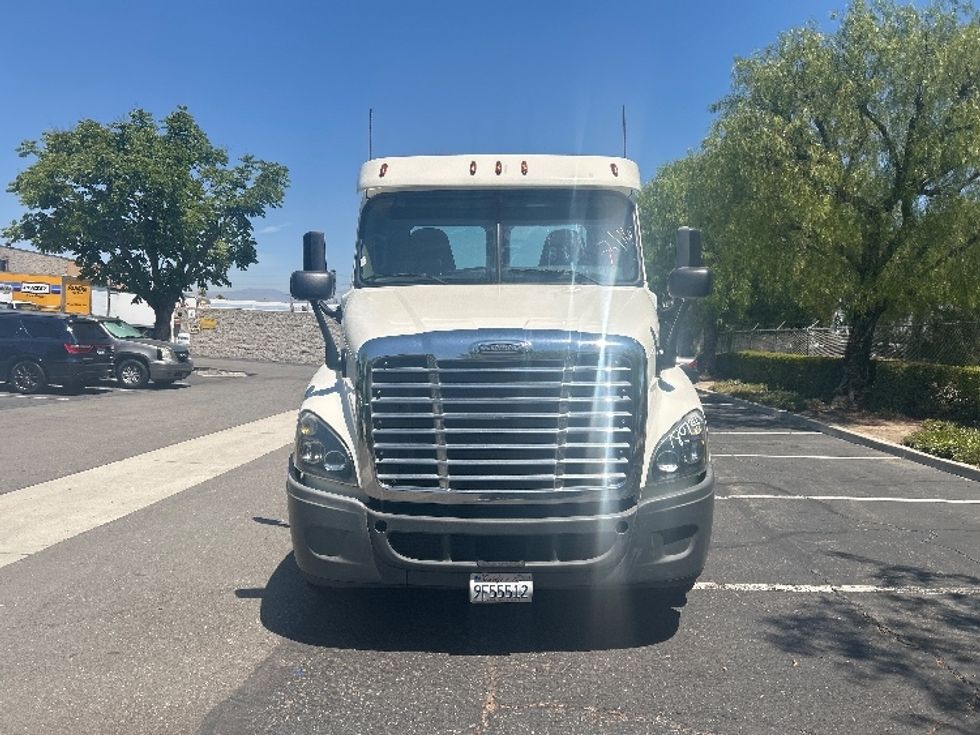 Day Cab Tractor-Heavy Duty Tractors-Freightliner-2018-Cascadia 12564ST-City Of Industry-CA-167,761\n\t\tmiles-$ 50,750 - Image 2