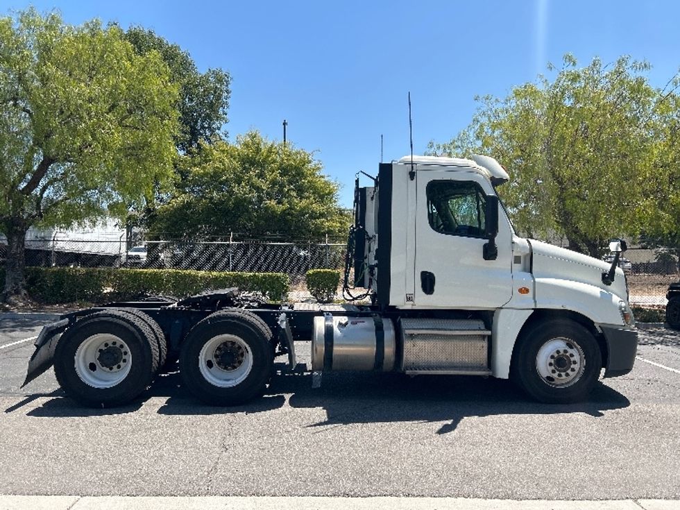 Day Cab Tractor-Heavy Duty Tractors-Freightliner-2018-Cascadia 12564ST-City Of Industry-CA-167,761\n\t\tmiles-$ 50,750 - Image 8