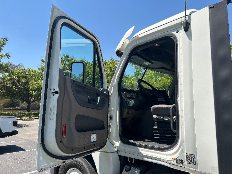 Day Cab Tractor-Heavy Duty Tractors-Freightliner-2018-Cascadia 12564ST-City Of Industry-CA-167,761\n\t\tmiles-$ 50,750 - Image 9