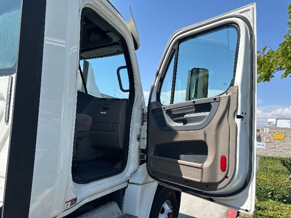 Day Cab Tractor-Heavy Duty Tractors-Freightliner-2018-Cascadia 12564ST-City Of Industry-CA-192,244\n\t\tmiles-$ 50,750 - Image 11