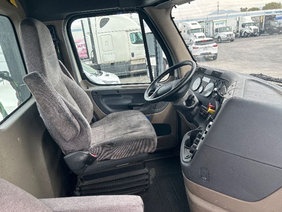 Day Cab Tractor-Heavy Duty Tractors-Freightliner-2018-Cascadia 12564ST-City Of Industry-CA-192,244\n\t\tmiles-$ 50,750 - Image 13