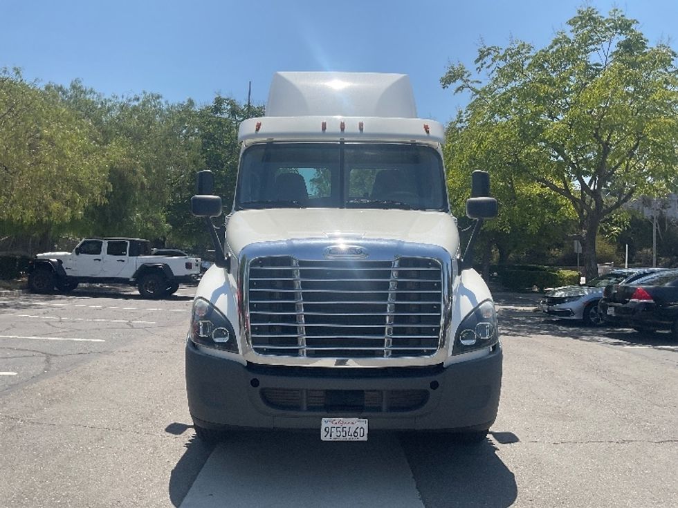 Day Cab Tractor-Heavy Duty Tractors-Freightliner-2018-Cascadia 12564ST-City Of Industry-CA-192,244\n\t\tmiles-$ 50,750 - Image 2
