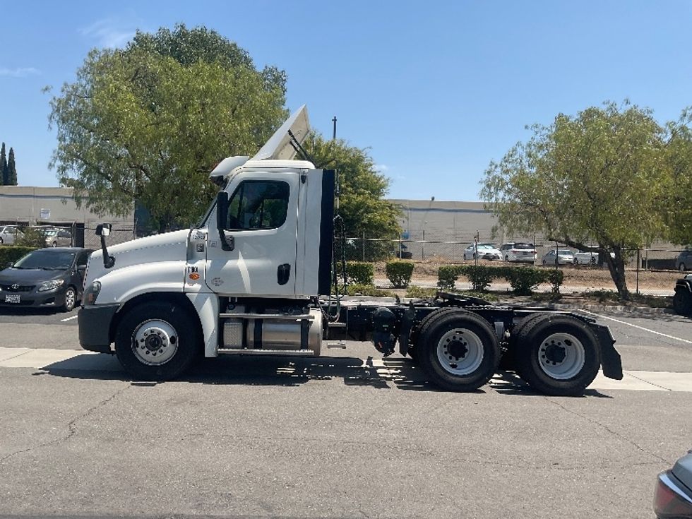 Day Cab Tractor-Heavy Duty Tractors-Freightliner-2018-Cascadia 12564ST-City Of Industry-CA-192,244\n\t\tmiles-$ 50,750 - Image 4