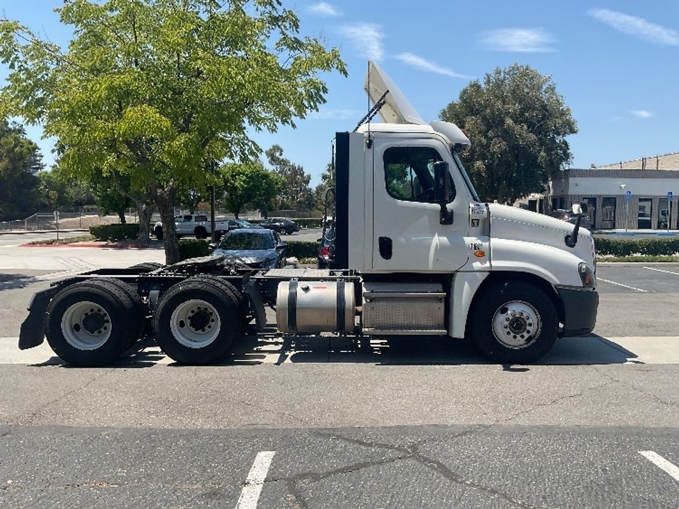 Day Cab Tractor-Heavy Duty Tractors-Freightliner-2018-Cascadia 12564ST-City Of Industry-CA-192,244\n\t\tmiles-$ 50,750 - Image 8