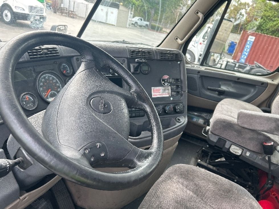 Day Cab Tractor-Heavy Duty Tractors-Freightliner-2018-Cascadia 12564ST-City Of Industry-CA-192,244\n\t\tmiles-$ 50,750 - Image 9