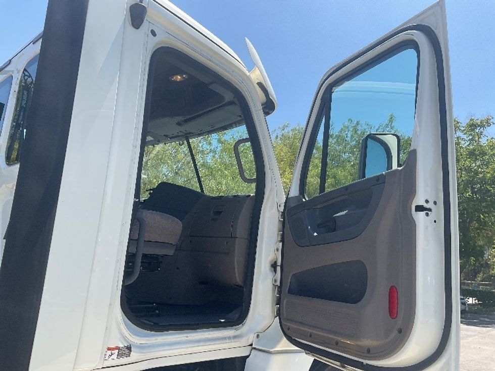 Day Cab Tractor-Heavy Duty Tractors-Freightliner-2018-Cascadia 12564ST-City Of Industry-CA-201,731\n\t\tmiles-$ 50,250 - Image 12