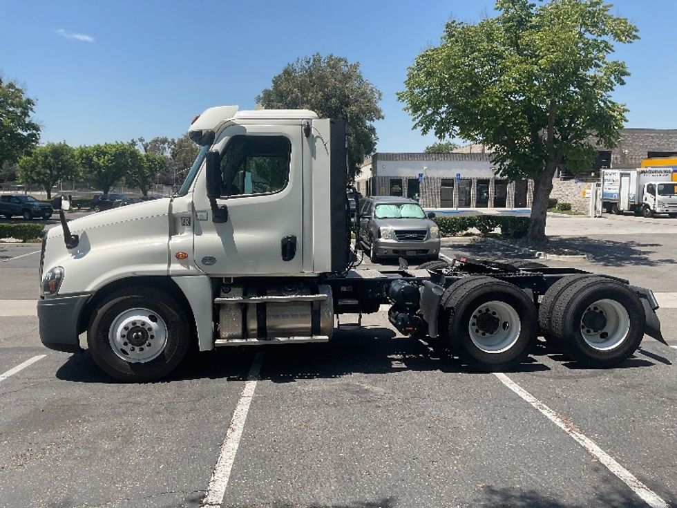 Day Cab Tractor-Heavy Duty Tractors-Freightliner-2018-Cascadia 12564ST-City Of Industry-CA-201,731\n\t\tmiles-$ 50,250 - Image 4