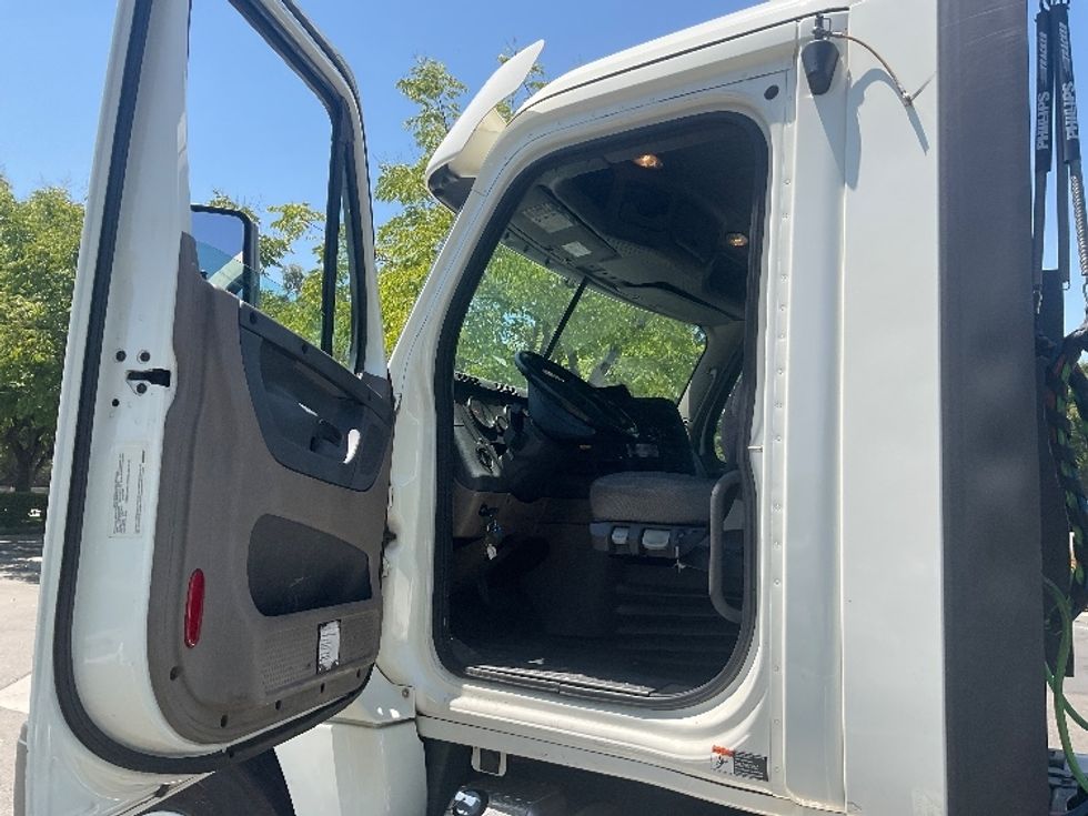 Day Cab Tractor-Heavy Duty Tractors-Freightliner-2018-Cascadia 12564ST-City Of Industry-CA-201,731\n\t\tmiles-$ 50,250 - Image 9