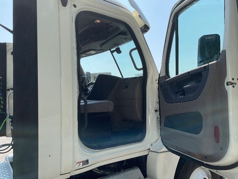Day Cab Tractor-Heavy Duty Tractors-Freightliner-2018-Cascadia 12564ST-Cleveland-TN-535,892\n\t\tmiles-$ 36,000 - Image 12