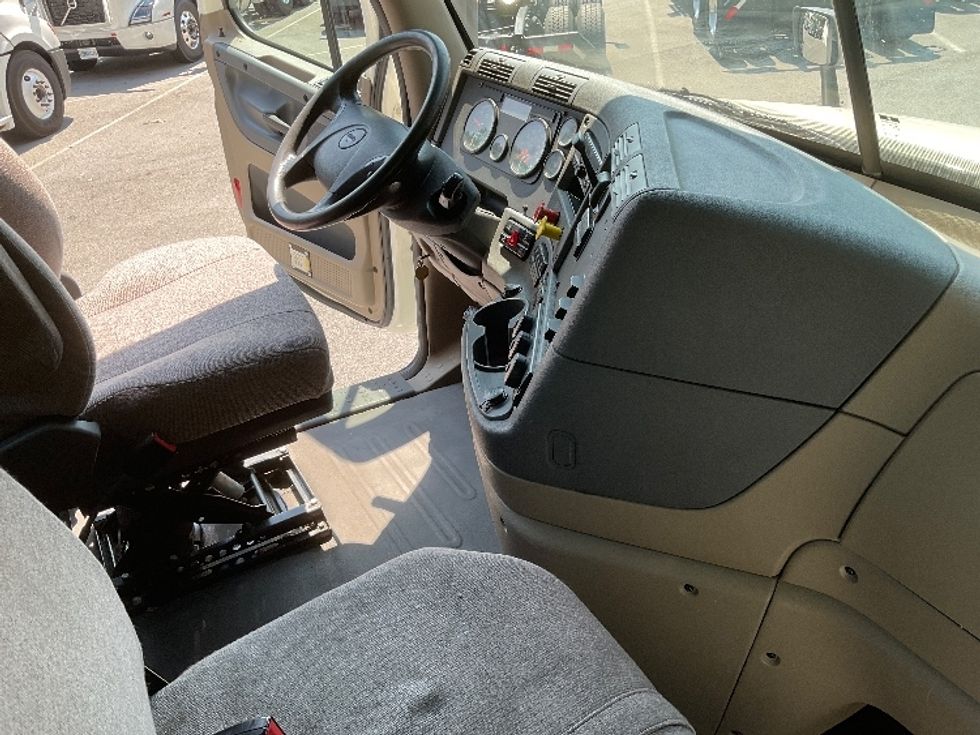 Day Cab Tractor-Heavy Duty Tractors-Freightliner-2018-Cascadia 12564ST-Cleveland-TN-535,892\n\t\tmiles-$ 36,000 - Image 14