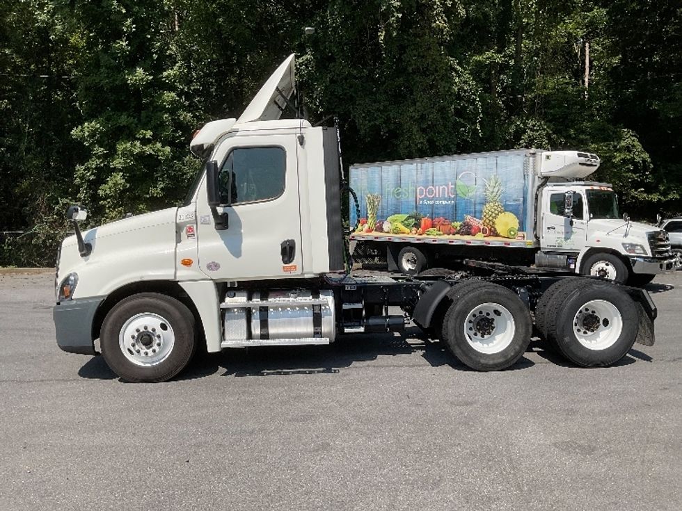 Day Cab Tractor-Heavy Duty Tractors-Freightliner-2018-Cascadia 12564ST-Cleveland-TN-535,892\n\t\tmiles-$ 36,000 - Image 4