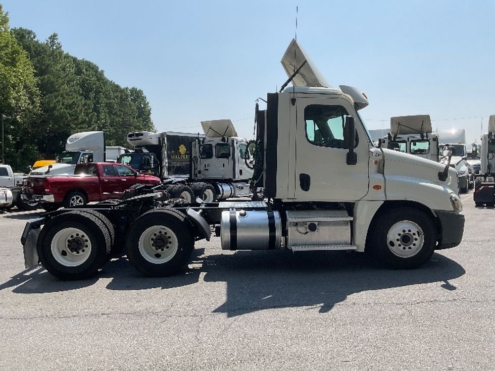 Day Cab Tractor-Heavy Duty Tractors-Freightliner-2018-Cascadia 12564ST-Cleveland-TN-535,892\n\t\tmiles-$ 36,000 - Image 8