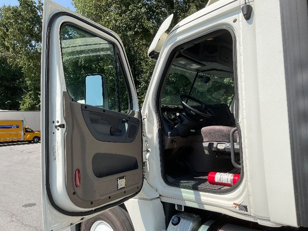 Day Cab Tractor-Heavy Duty Tractors-Freightliner-2018-Cascadia 12564ST-Cleveland-TN-535,892\n\t\tmiles-$ 36,000 - Image 9