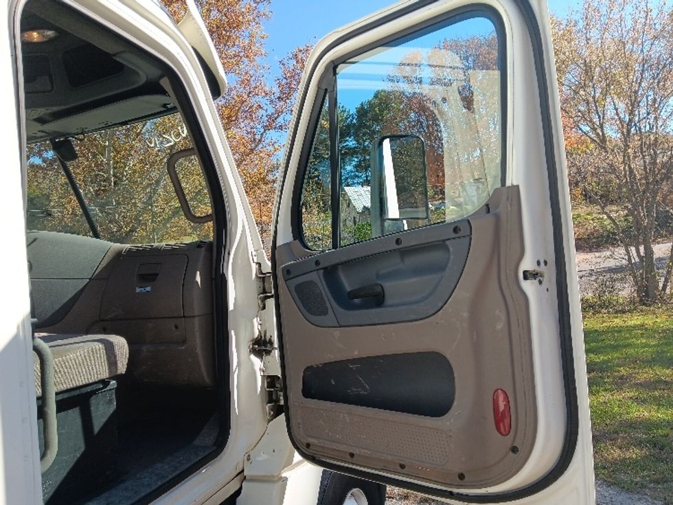 Day Cab Tractor-Heavy Duty Tractors-Freightliner-2018-Cascadia 12564ST-Cleveland-TN-556,335\n\t\tmiles-$ 34,000 - Image 12