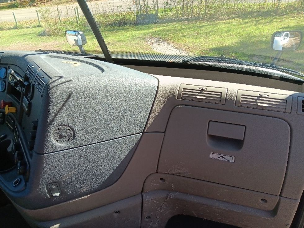 Day Cab Tractor-Heavy Duty Tractors-Freightliner-2018-Cascadia 12564ST-Cleveland-TN-556,335\n\t\tmiles-$ 34,000 - Image 13