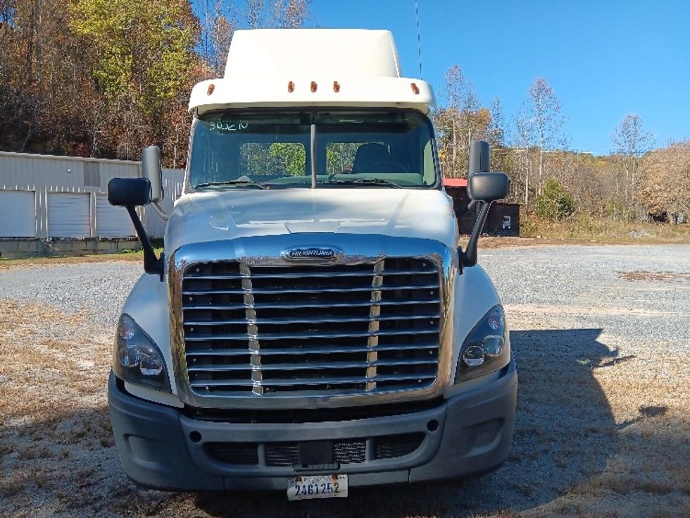 Day Cab Tractor-Heavy Duty Tractors-Freightliner-2018-Cascadia 12564ST-Cleveland-TN-556,335\n\t\tmiles-$ 34,000 - Image 2
