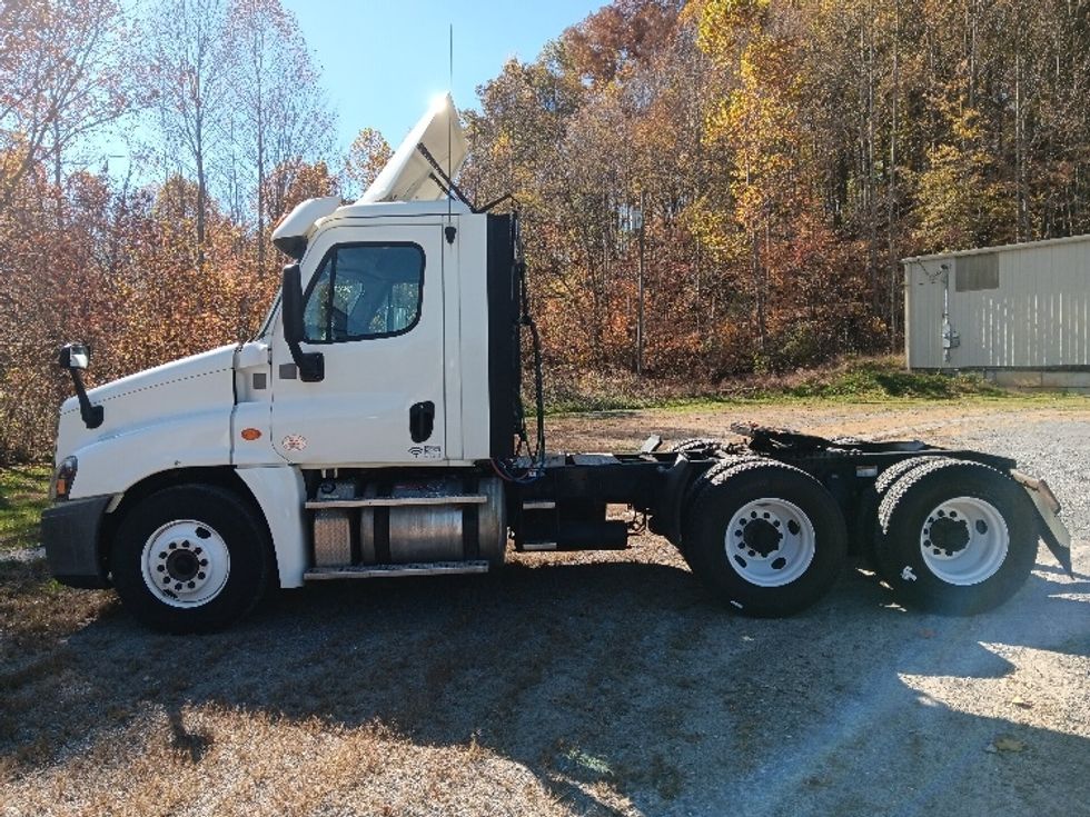 Day Cab Tractor-Heavy Duty Tractors-Freightliner-2018-Cascadia 12564ST-Cleveland-TN-556,335\n\t\tmiles-$ 34,000 - Image 4