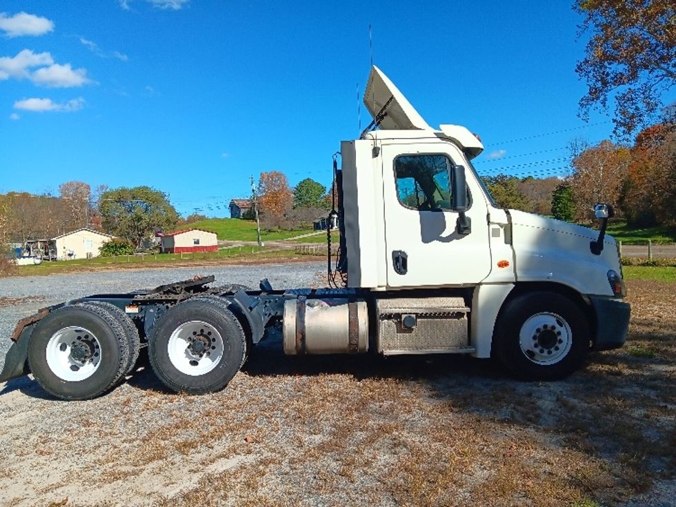 Day Cab Tractor-Heavy Duty Tractors-Freightliner-2018-Cascadia 12564ST-Cleveland-TN-556,335\n\t\tmiles-$ 34,000 - Image 8