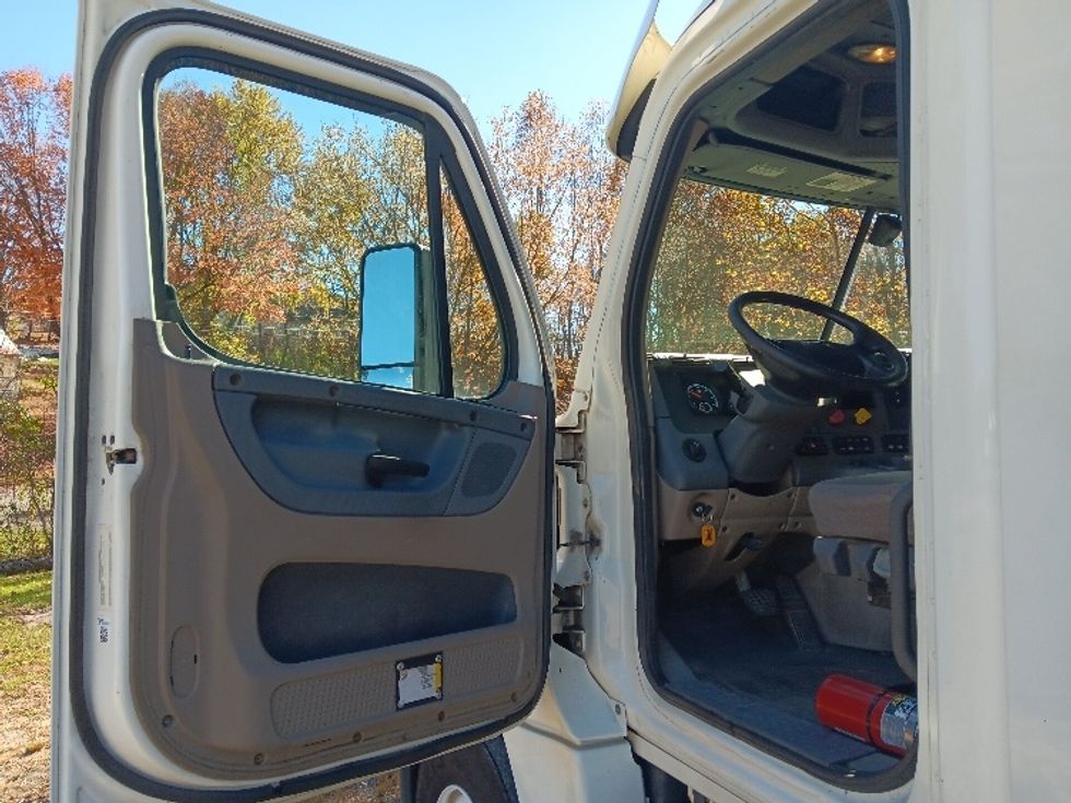 Day Cab Tractor-Heavy Duty Tractors-Freightliner-2018-Cascadia 12564ST-Cleveland-TN-556,335\n\t\tmiles-$ 34,000 - Image 9