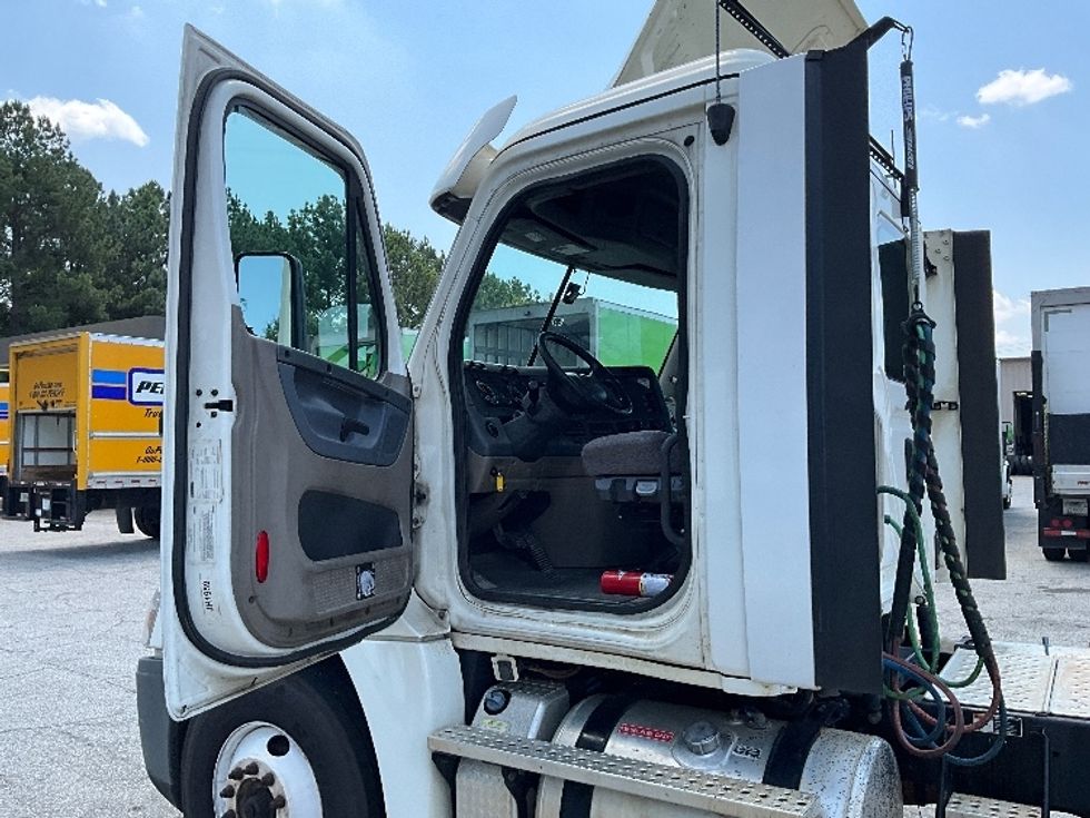 Day Cab Tractor-Heavy Duty Tractors-Freightliner-2018-Cascadia 12564ST-Columbus-GA-460,278\n\t\tmiles-$ 41,750 - Image 9