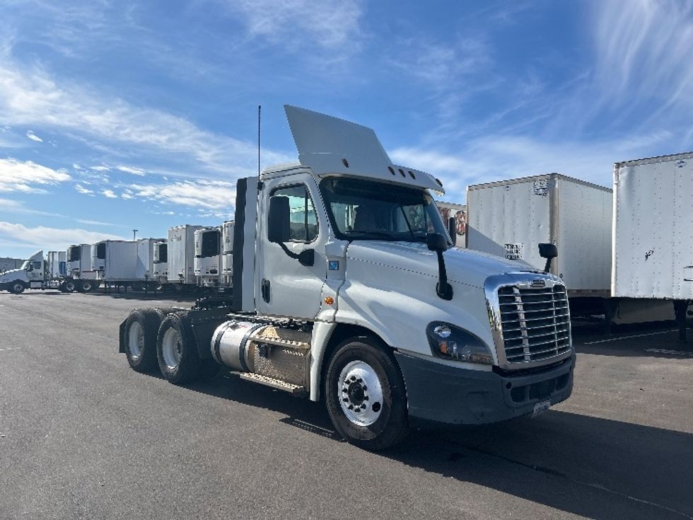 Day Cab Tractor-Heavy Duty Tractors-Freightliner-2018-Cascadia 12564ST-Concord-NC-479,461\n\t\tmiles-$ 33,250 - Image 1