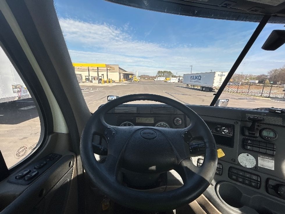 Day Cab Tractor-Heavy Duty Tractors-Freightliner-2018-Cascadia 12564ST-Concord-NC-479,461\n\t\tmiles-$ 33,250 - Image 11