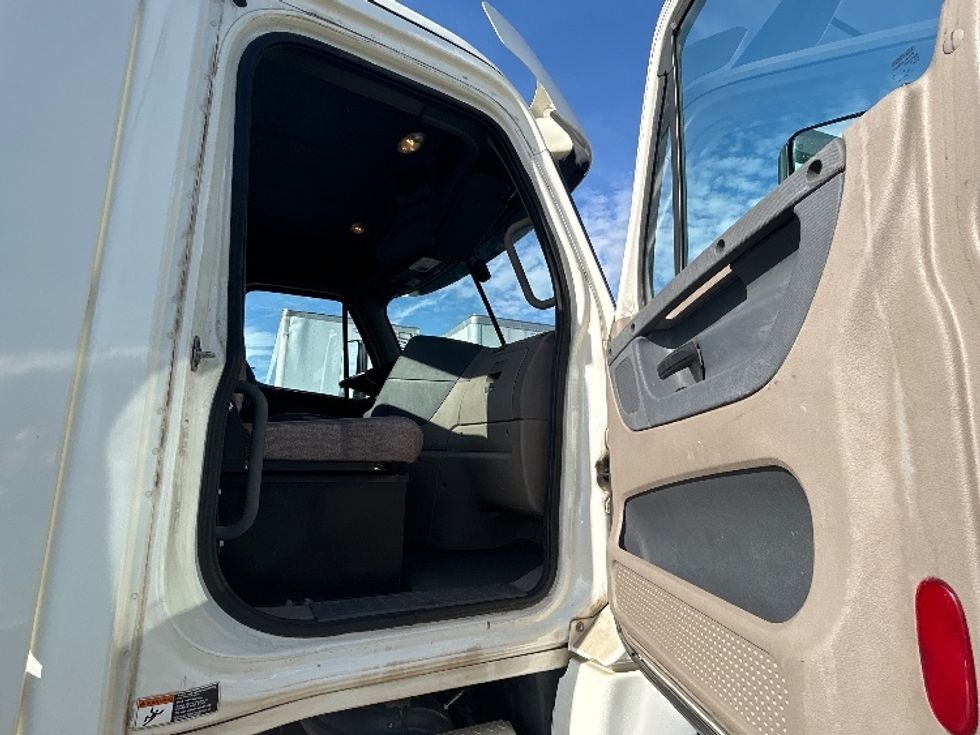 Day Cab Tractor-Heavy Duty Tractors-Freightliner-2018-Cascadia 12564ST-Concord-NC-479,461\n\t\tmiles-$ 33,250 - Image 12