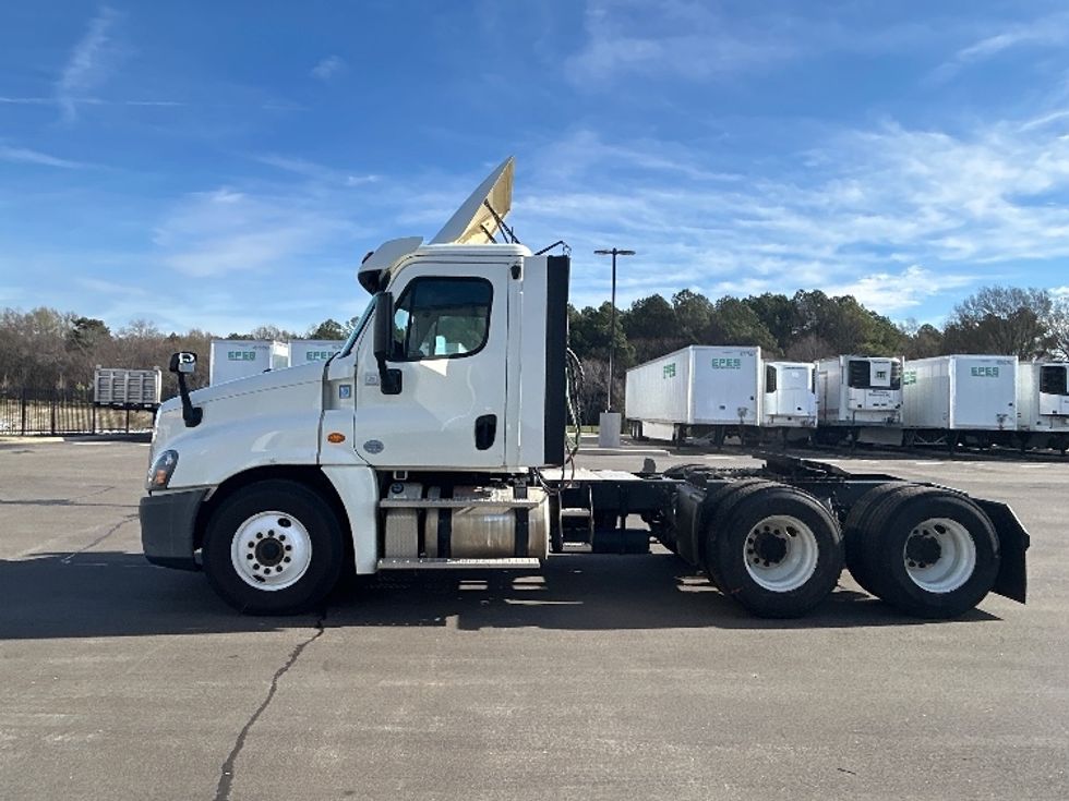 Day Cab Tractor-Heavy Duty Tractors-Freightliner-2018-Cascadia 12564ST-Concord-NC-479,461\n\t\tmiles-$ 33,250 - Image 4