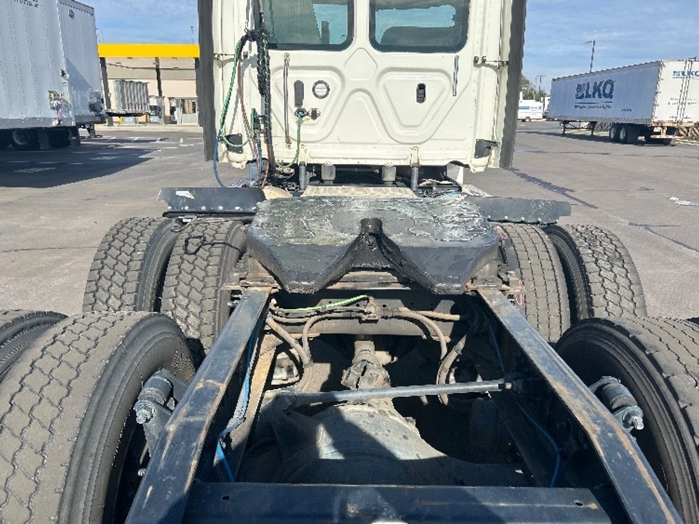 Day Cab Tractor-Heavy Duty Tractors-Freightliner-2018-Cascadia 12564ST-Concord-NC-479,461\n\t\tmiles-$ 33,250 - Image 6