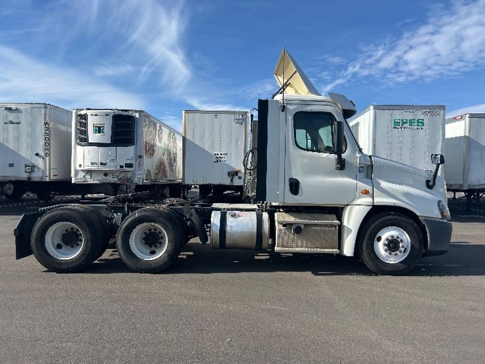 Day Cab Tractor-Heavy Duty Tractors-Freightliner-2018-Cascadia 12564ST-Concord-NC-479,461\n\t\tmiles-$ 33,250 - Image 8