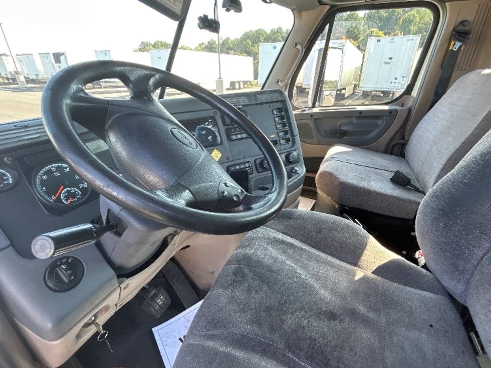 Day Cab Tractor-Heavy Duty Tractors-Freightliner-2018-Cascadia 12564ST-Concord-NC-531,700\n\t\tmiles-$ 31,500 - Image 10