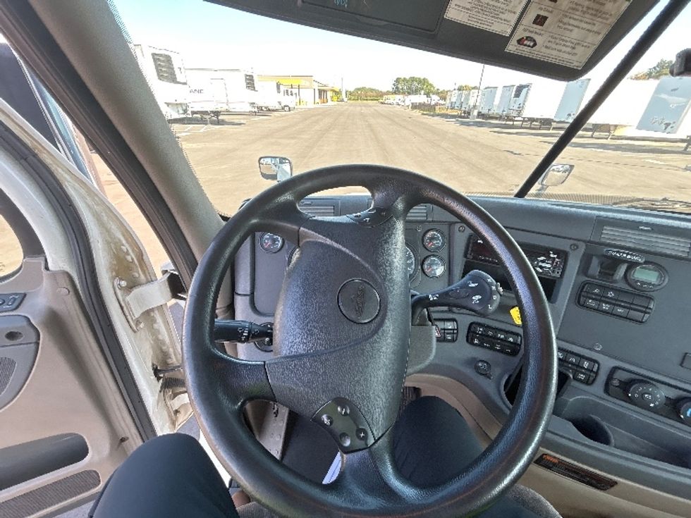 Day Cab Tractor-Heavy Duty Tractors-Freightliner-2018-Cascadia 12564ST-Concord-NC-531,700\n\t\tmiles-$ 31,500 - Image 11