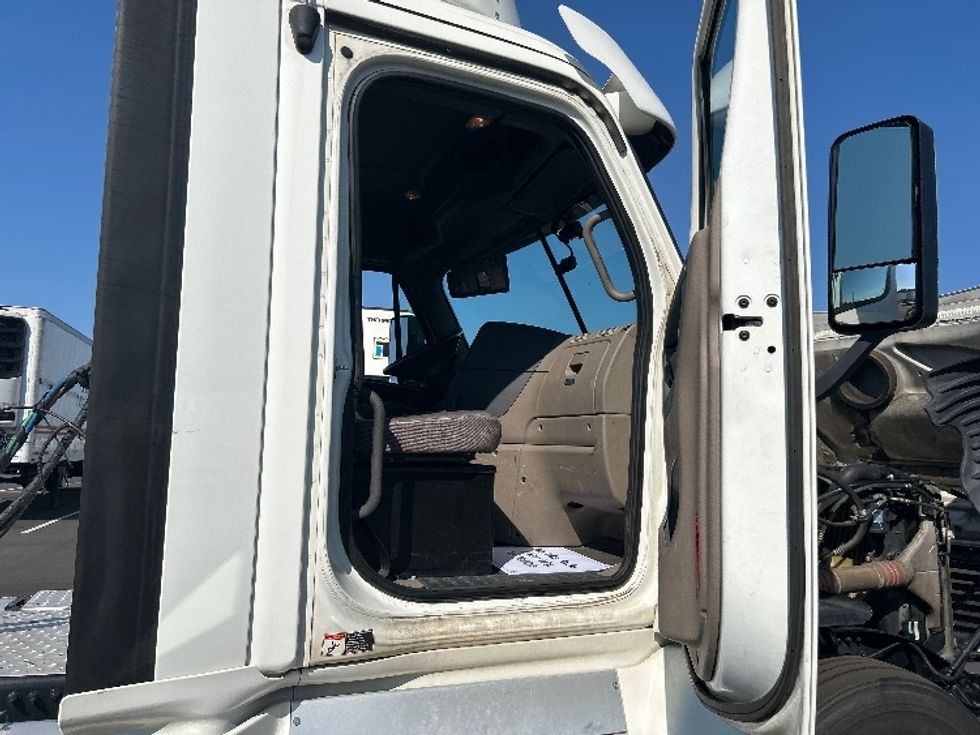 Day Cab Tractor-Heavy Duty Tractors-Freightliner-2018-Cascadia 12564ST-Concord-NC-531,700\n\t\tmiles-$ 31,500 - Image 12