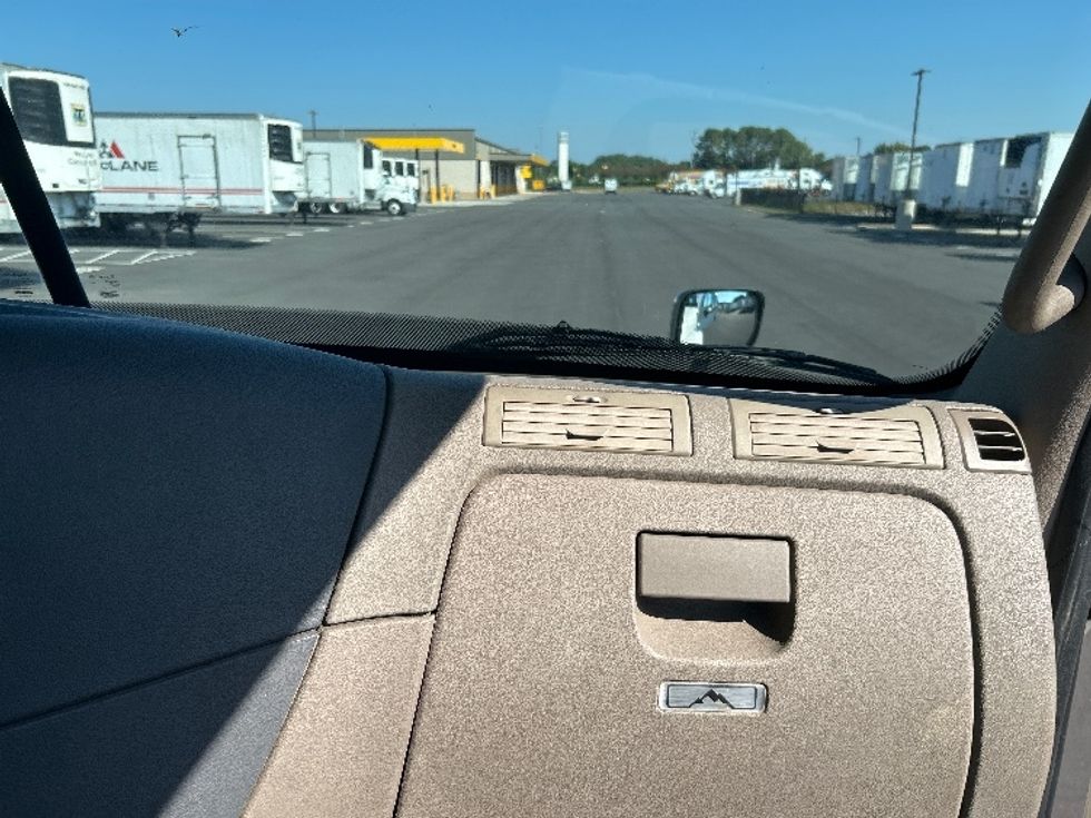 Day Cab Tractor-Heavy Duty Tractors-Freightliner-2018-Cascadia 12564ST-Concord-NC-531,700\n\t\tmiles-$ 31,500 - Image 13