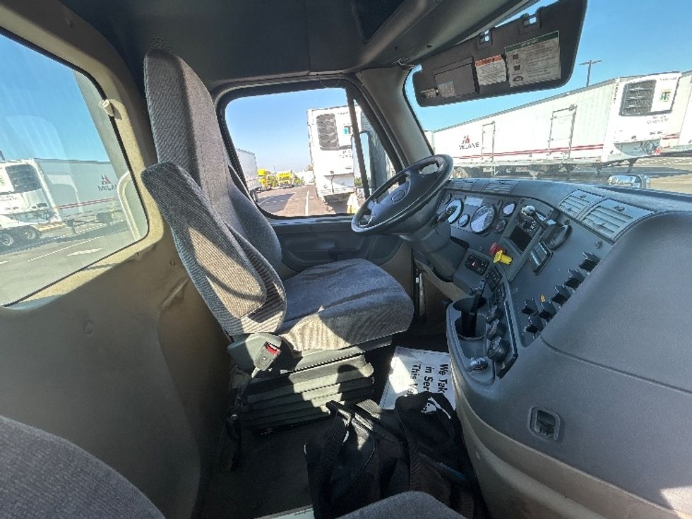 Day Cab Tractor-Heavy Duty Tractors-Freightliner-2018-Cascadia 12564ST-Concord-NC-531,700\n\t\tmiles-$ 31,500 - Image 14