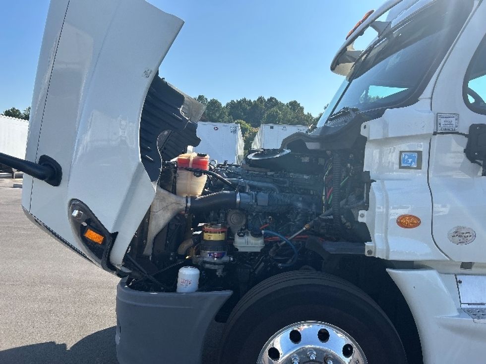 Day Cab Tractor-Heavy Duty Tractors-Freightliner-2018-Cascadia 12564ST-Concord-NC-531,700\n\t\tmiles-$ 31,500 - Image 16