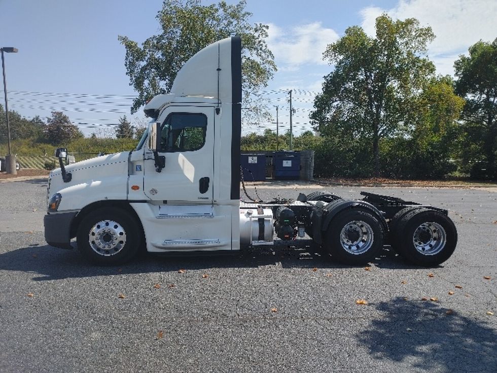 Day Cab Tractor-Heavy Duty Tractors-Freightliner-2018-Cascadia 12564ST-Concord-NC-531,700\n\t\tmiles-$ 31,500 - Image 4
