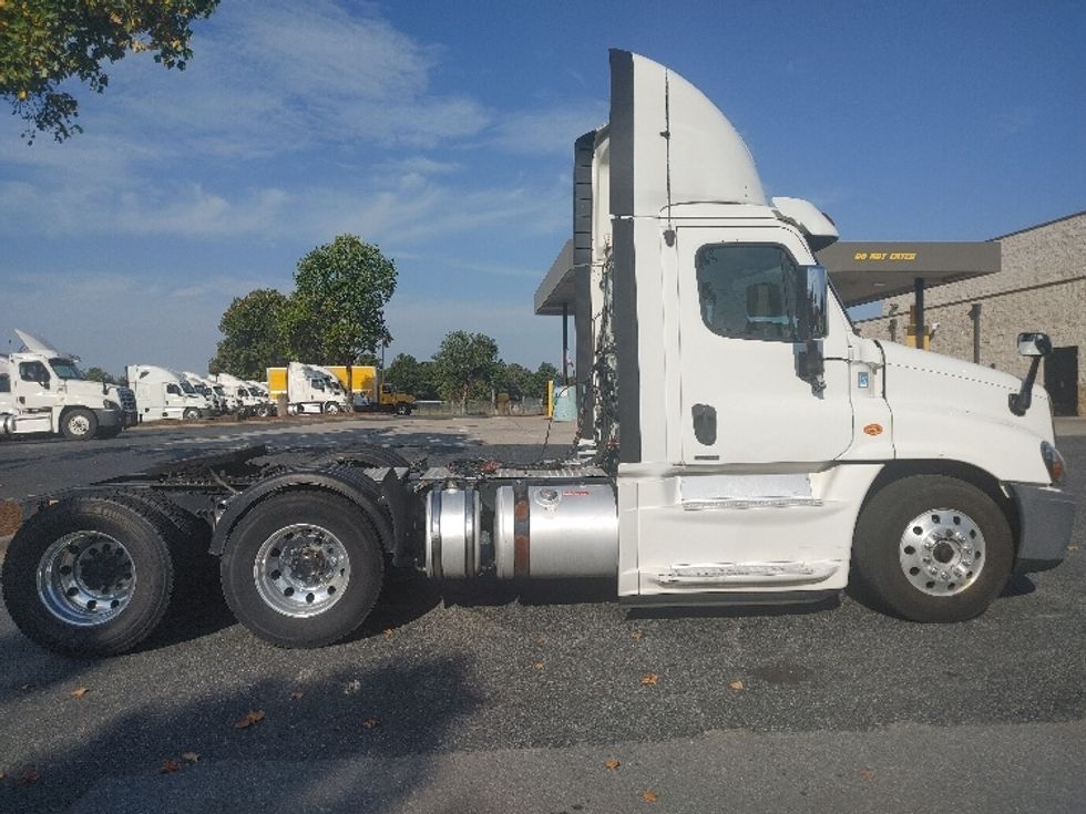 Day Cab Tractor-Heavy Duty Tractors-Freightliner-2018-Cascadia 12564ST-Concord-NC-531,700\n\t\tmiles-$ 31,500 - Image 8
