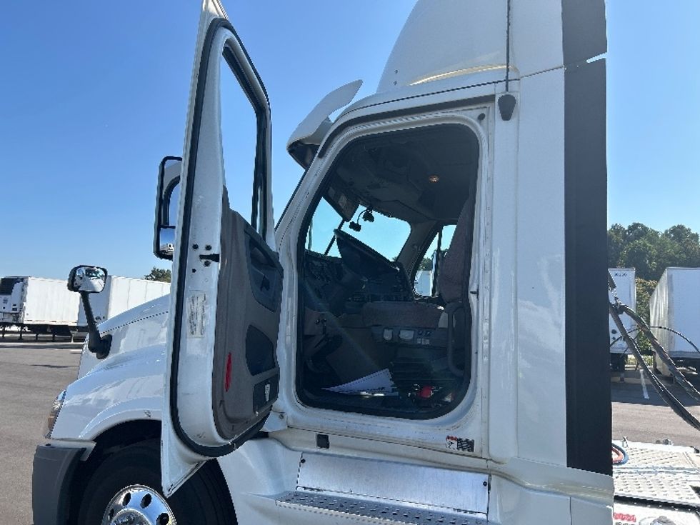 Day Cab Tractor-Heavy Duty Tractors-Freightliner-2018-Cascadia 12564ST-Concord-NC-531,700\n\t\tmiles-$ 31,500 - Image 9