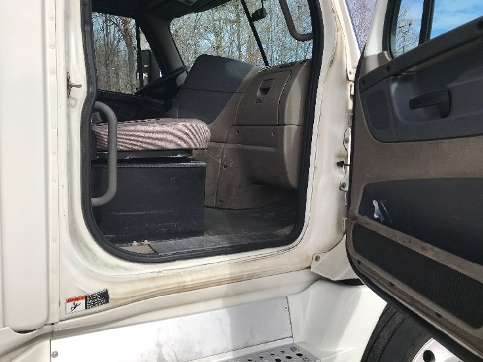 Day Cab Tractor-Heavy Duty Tractors-Freightliner-2018-Cascadia 12564ST-Concord-NC-578,469\n\t\tmiles-$ 32,000 - Image 11