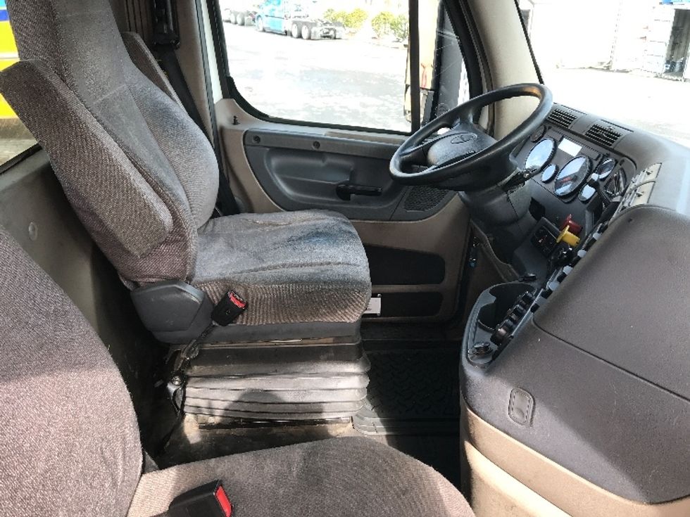 Day Cab Tractor-Heavy Duty Tractors-Freightliner-2018-Cascadia 12564ST-Concord-NC-578,469\n\t\tmiles-$ 32,000 - Image 13
