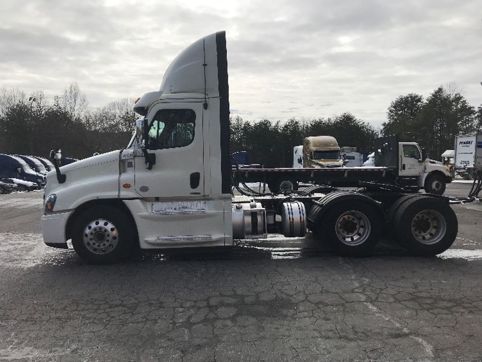 Day Cab Tractor-Heavy Duty Tractors-Freightliner-2018-Cascadia 12564ST-Concord-NC-578,469\n\t\tmiles-$ 32,000 - Image 4