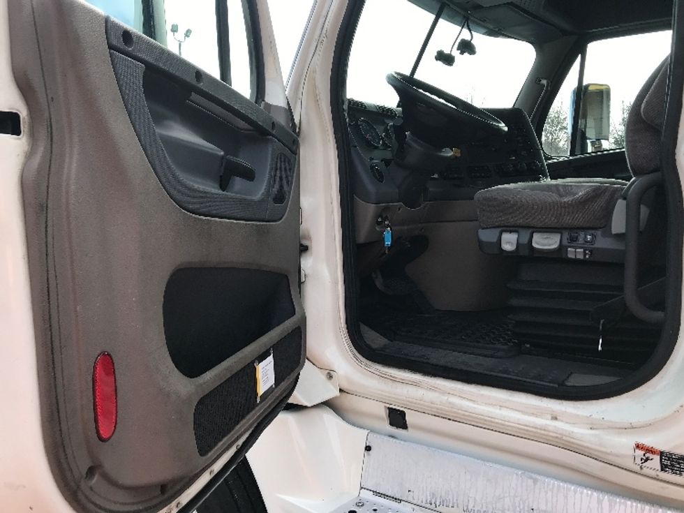 Day Cab Tractor-Heavy Duty Tractors-Freightliner-2018-Cascadia 12564ST-Concord-NC-578,469\n\t\tmiles-$ 32,000 - Image 9