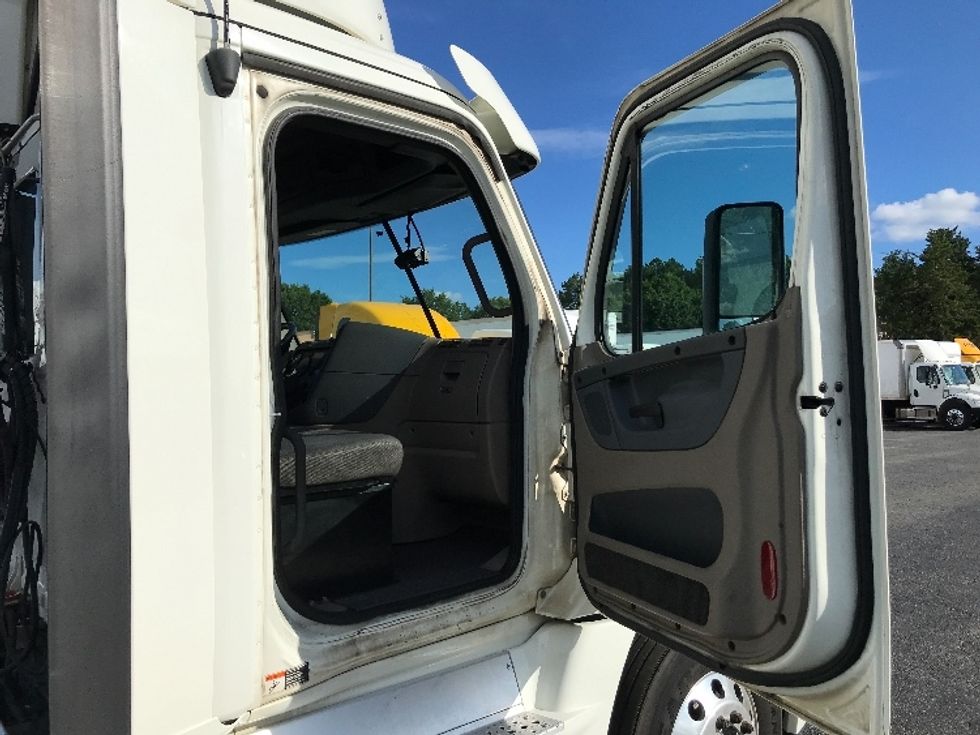 Day Cab Tractor-Heavy Duty Tractors-Freightliner-2018-Cascadia 12564ST-Concord-NC-705,690\n\t\tmiles-$ 22,250 - Image 12