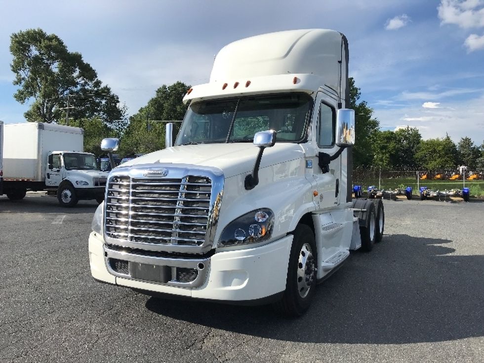 Day Cab Tractor-Heavy Duty Tractors-Freightliner-2018-Cascadia 12564ST-Concord-NC-705,690\n\t\tmiles-$ 22,250 - Image 3