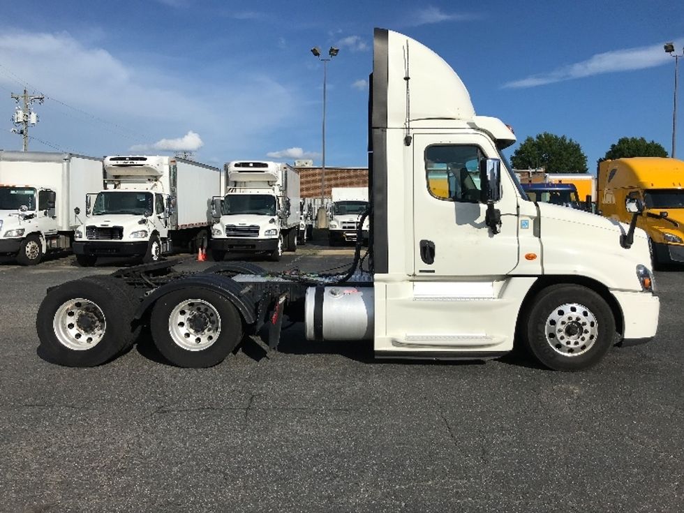 Day Cab Tractor-Heavy Duty Tractors-Freightliner-2018-Cascadia 12564ST-Concord-NC-705,690\n\t\tmiles-$ 22,250 - Image 8